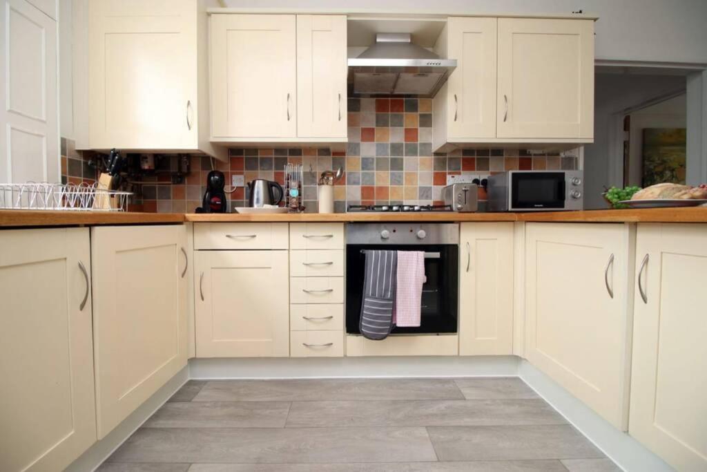 Spacious Georgian 3Bedroom Apartment- 10 Minute Walk To The River Avon, Roman Baths And Bath Abbey Esterno foto